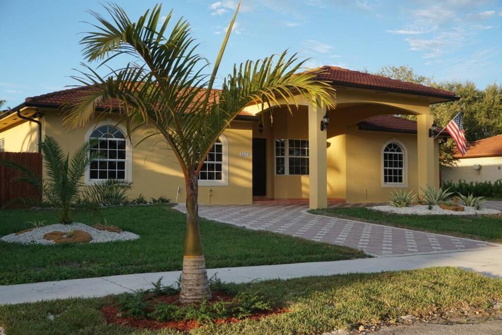 New Luxury Vacation Dream Rental- Sleeps 15! Hébergement de vacances Miami