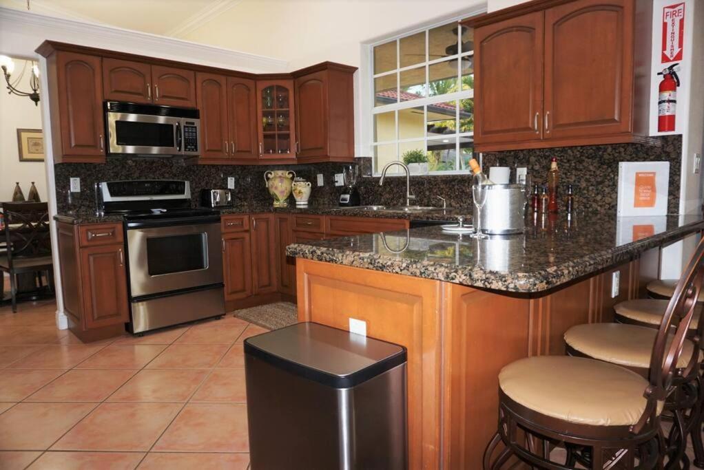 New Luxury Vacation Dream Rental- Sleeps 15! Hébergement de vacances Miami