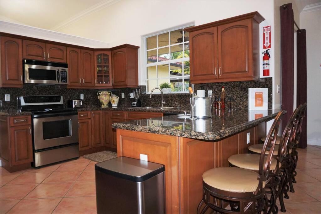 Hébergement de vacances New Luxury Vacation Dream Rental- Sleeps 15! Miami